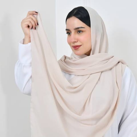 طرحه حرير باللون البيج الفاتح