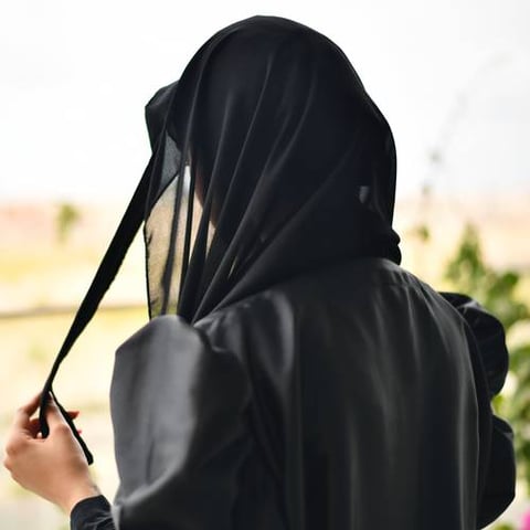 طرحة سوداء بربطة مخفية