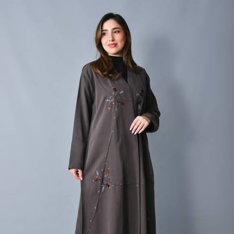 عباية بتصميم ناعم وانسيابي مزينة بتطريز - بني رمادي