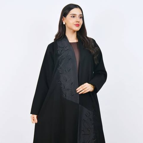 عباية سوداء أنيقة بتصميم فاخر بقَصّة نص كلوش مع تطريز بارز على الواجهة يضفي لمسة راقية وعصرية