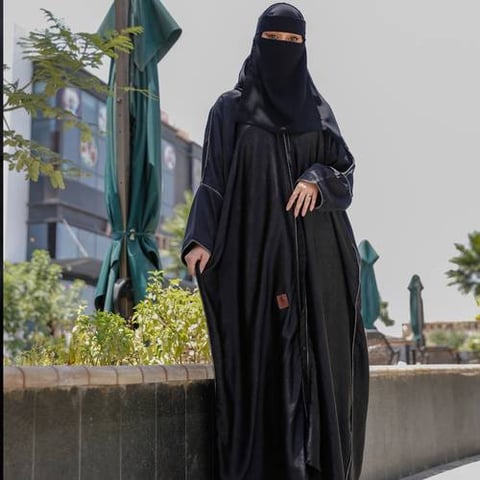 عباية لف سوداء من الأورقانزا مع تحديد الحواف بالكريستال الأبيض