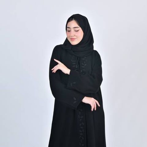 عباية لف سوداء بتطريز اسود ورقي مع طرحه طقم