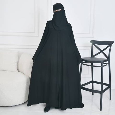 عباية كتف سوداء سادة بكم واسع وكسرات مزينة بأزرار
