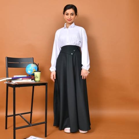 تنورة ربع كلوش بخصر عالي جانبي مائل مزين بأزرار (زيتي)