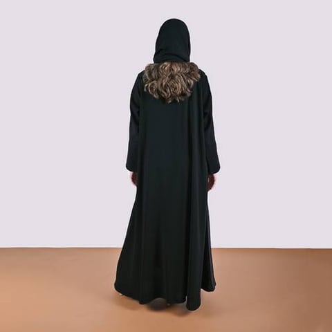 عباية لف سوداء تصميم أنيق بلمسة مختلفة بتداخل الجاكار المنقش بتفصيل جانبي