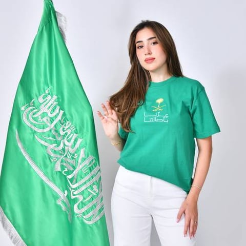 تيشيرت أخضر بتطريز شعار عزنا بأصالتنا 