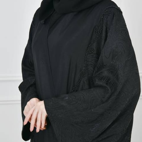 عباية لف بقصة بشت بدمج قماشين الاسود المشجر والحرير مزينة بشك طولي على جانبي العباية 