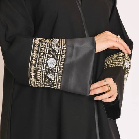 عباية لف سوداء بكلفة زاهية على الاكمام الدبل