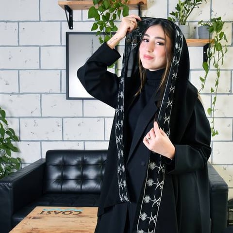 طرحة حرير سوداء مع حزام من شعار الدولة السيفين و النخلة بالون الفضي