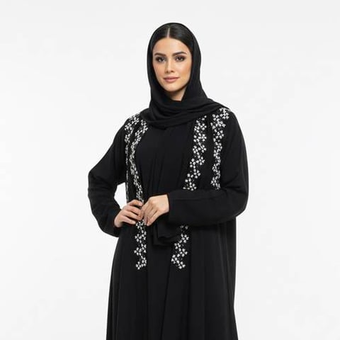 عباية باللون الأسود موديل كلوش بشك وتطريز راق