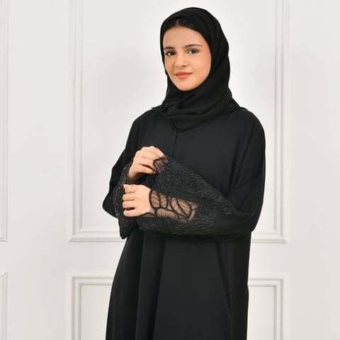 عباية بناتية مغلقة بطقطق مزينة بكلفة زاهية على الاكمام