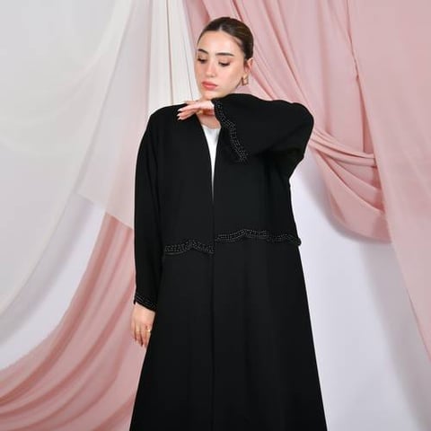 عباية لف سوداء ربع كلوش بأكمام واسعه مزينة بالؤلؤ الاسود