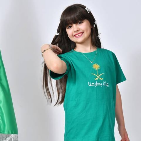 تيشيرت اخضر بتطريز ذهبي شعار عزنا بطبعنا ( للأولاد والبنات)