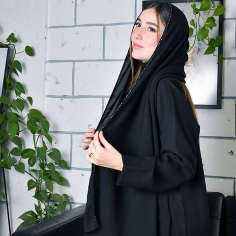 طرحة حرير سوداء بحافه مزينة بكريستال اسود 