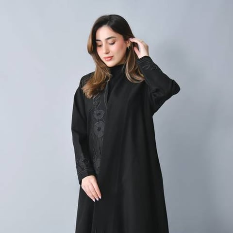 عباية سوداء انيقة بقصة ربع كلوش مزينة بتطريز راقي 