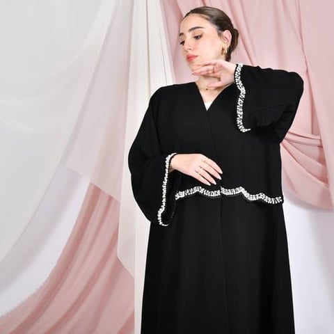 عباية لف سوداء ربع كلوش بأكمام واسعه مزينة باللؤلؤ الابيض