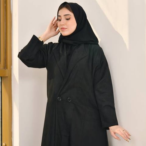 عباية شتوية سوداء موديل بليزر مغلقة بأزرار من قماش الشاموا بقصه ربع كلوش 