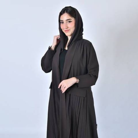 عباية لف ربع كلوش باللون البني بكسرات على جانبي العباية 
