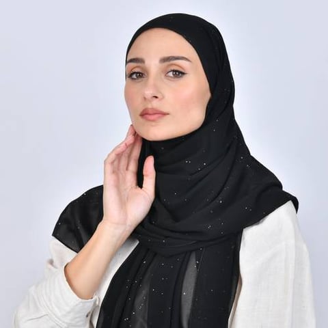 طرحة حرير سوداء بطبعات فضية لامعة
