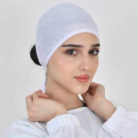 قبعة بيضاء برباط خلفي