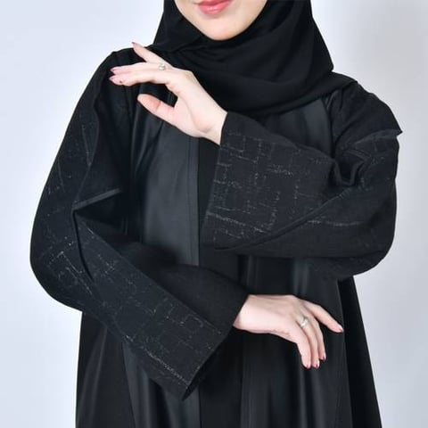عباية لف سوداء كلوش راقية بأكمام واسعة بقماش الجاكار الزاهي 