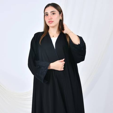 عباية كلوش فاخرة بتصميم بسيط وراقي وأكمام مطرزة بلون الكحلي مزينة بفصوص