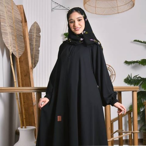 عباية مغلقة بطقطق  بقصة كلوش وكسرة من الخلف مع زر وأكمام  مزمومة 