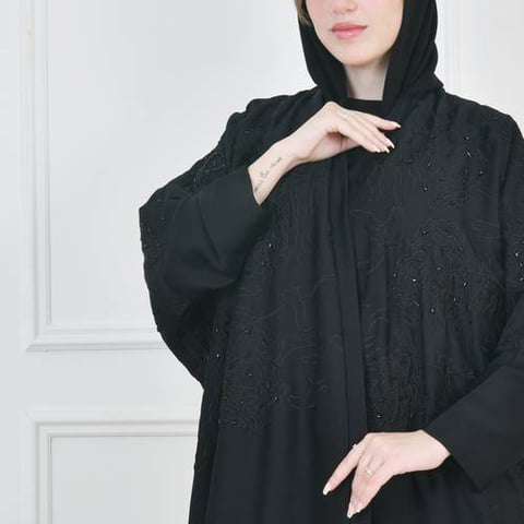عباية لف سوداء بقصة نص فراشة بتطريز عشوائي مزين بشك