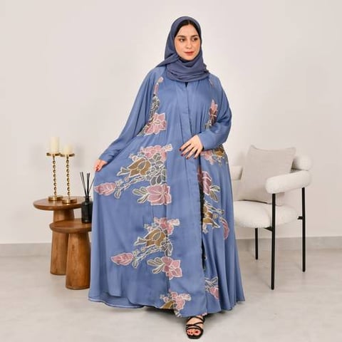 عباية لف كلوش باللون الازرق بتطريزات عشوائية