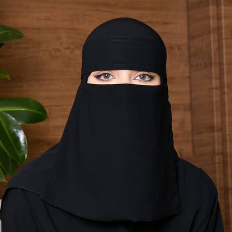 نقاب قصير بمطاط واحد وربطة بلوقو