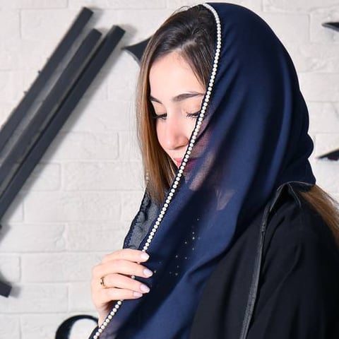 طرحة كحلية مع تحديد من اللؤلؤ للوك أنيق