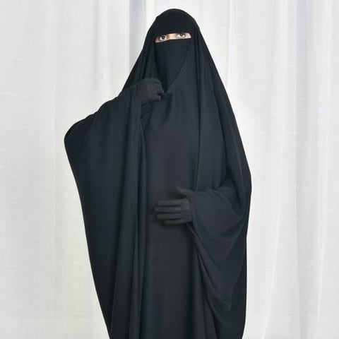 عباية راس مغلقة بقصة فراشة بأكمام بفتحة اصبع