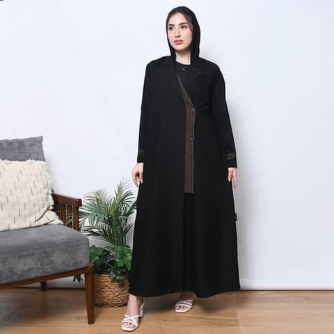 عباية بتصميم بليزر مميز بتداخل الكريب المقلم باللون البني 