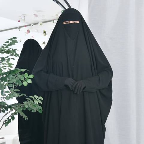 عباية راس بقصة ربع بشت بكم ضيق مغلقة بطقطق