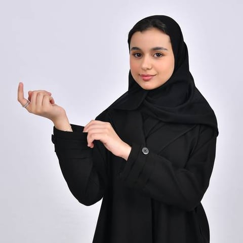 عبايه بناتيه رسميه مغلقة بزر طقطق تتميز بكسرات من الخلف 
