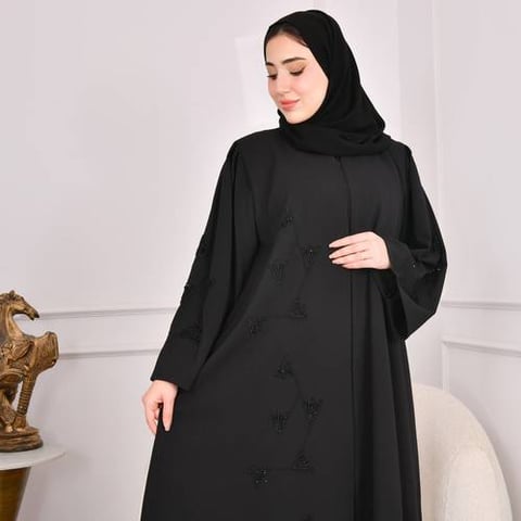 عباية مغلقة بكلوش وكم واسع ببف مزينة بشك على جانبي العباية والاكمام