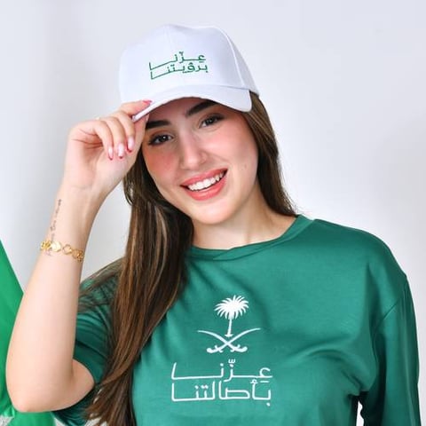 كاب ابيض بتطريز شعار عزنا برؤيتنا ( للكبار والصغار)