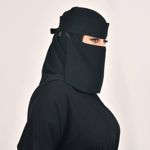 نقاب بمطاط مائل قصير جداً بربطة اغلاق