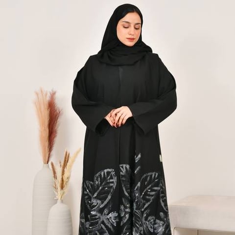 عباية لف كلوش بطباعة زهرية مزينة بشك ناعم اسفل العباية