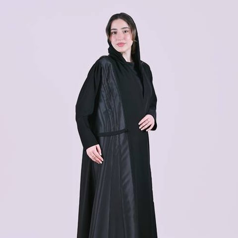 عباية لف سوداء تصميم أنيق بلمسة مختلفة بتداخل الجاكار المنقش بتفصيل جانبي