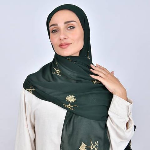 طرحه خضراء بشعار السيفين والنخلة الذهبي