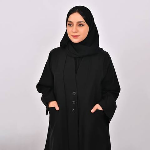 عباية سوداء تصميم بليزر بكتفايات مغلقة بأزرار وجيوب جانبية 