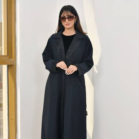 عباية شتوية موديل بليزر لف باللون الكحلي بدمج قماشين الجاكار والمخمل المنقش