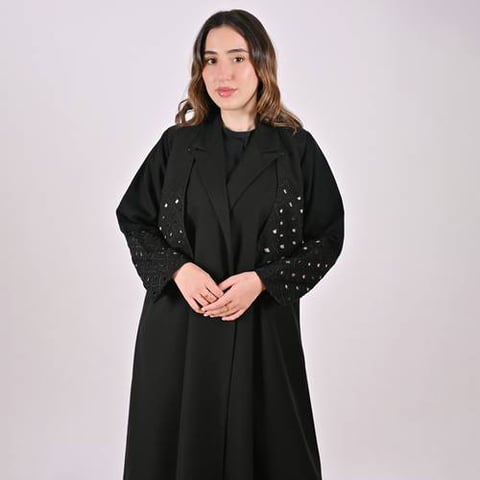 عباية بليزر اسود بقصة مميزة مع بطانة من الستان البيج