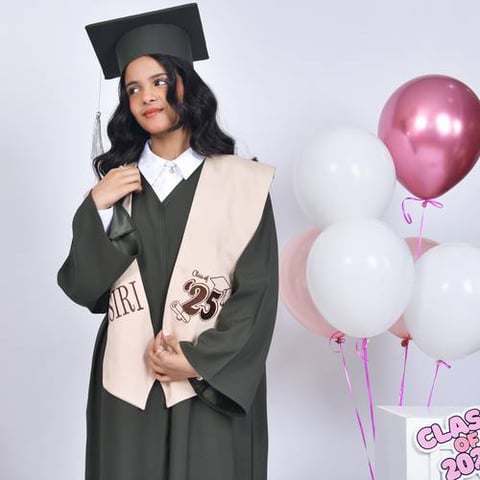 زي تخرج عباية باللون الاخضر الزيتي مع وشاح وكاب