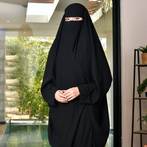 عباية راس لف بأكمام ضيقة مزينة بلؤلؤ اسود وقماش صيفي ناعم