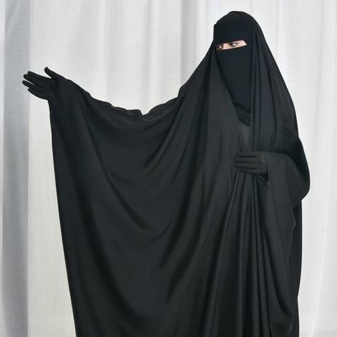 عباية راس سوداء لف بقصة فراشة بكم بفتحة اصبع