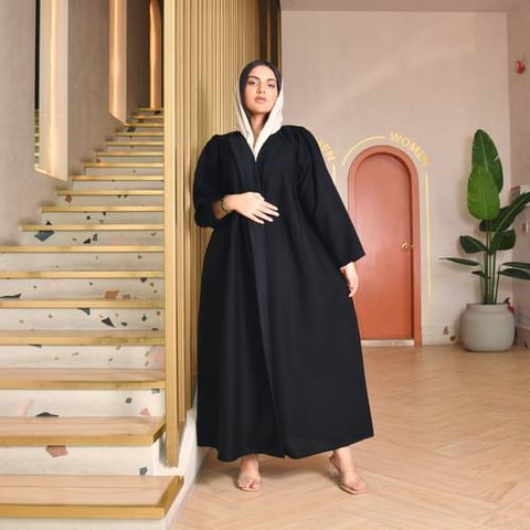 عباية لف سوداء ساده مع بف بالأكمام المزينة بكسرات وثنية الحواف