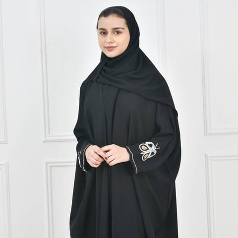 عباية بناتية نص بشت بأكمام مزينة بشك على شكل فراشة 