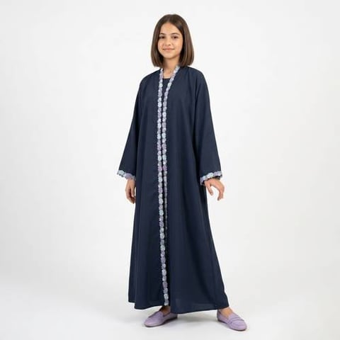عباية لف بناتية بلون الكحلي مزينة بكلفة ورد